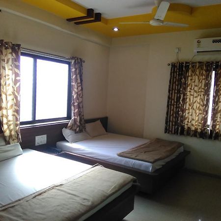 Sri Sai Sannidhi Hotel Shirdi Buitenkant foto