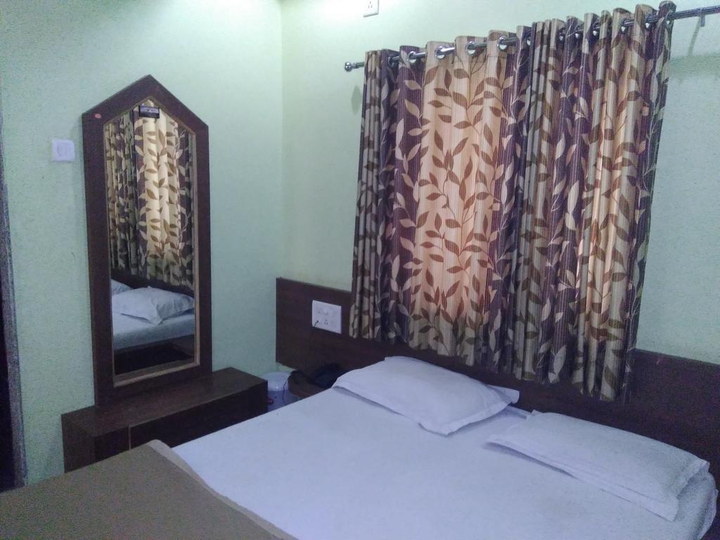 Sri Sai Sannidhi Hotel Shirdi Buitenkant foto