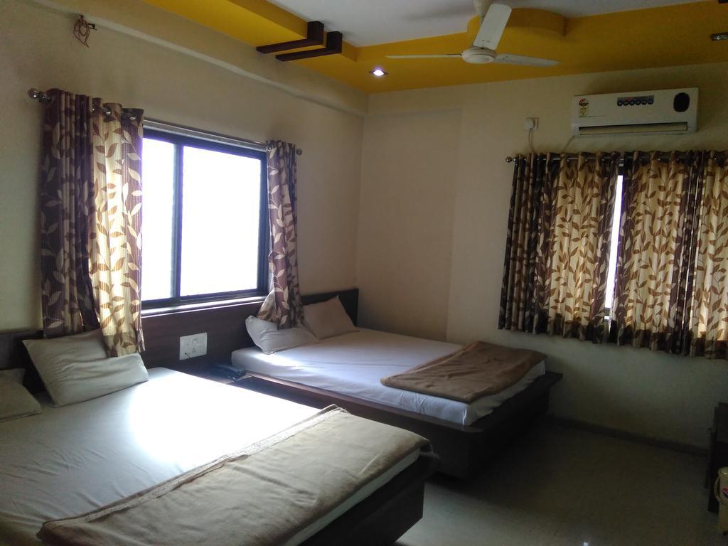 Sri Sai Sannidhi Hotel Shirdi Buitenkant foto