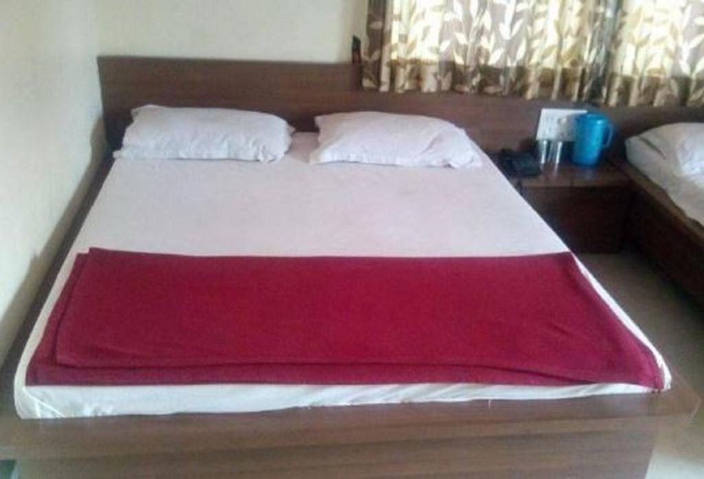 Sri Sai Sannidhi Hotel Shirdi Buitenkant foto